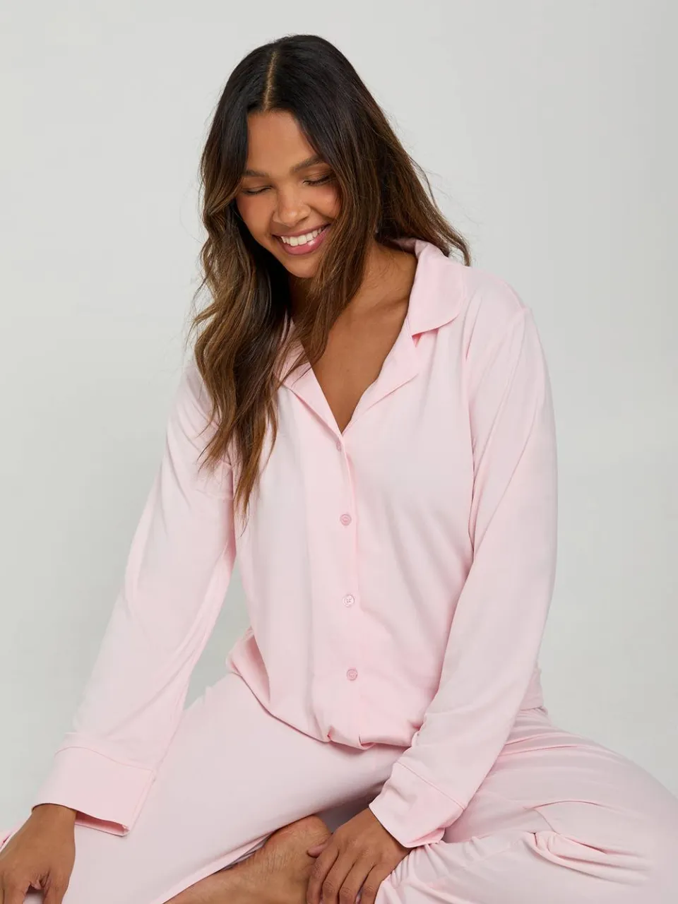 boohoo Dames Pyjamaset met softtouch overhemd met doorlopende knoop en broek lichtroze, foto 3