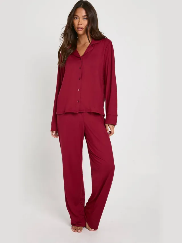 boohoo Dames Pyjamaset met overhemd en broek met doorlopende zachte drukknopen Bordeaux Rood