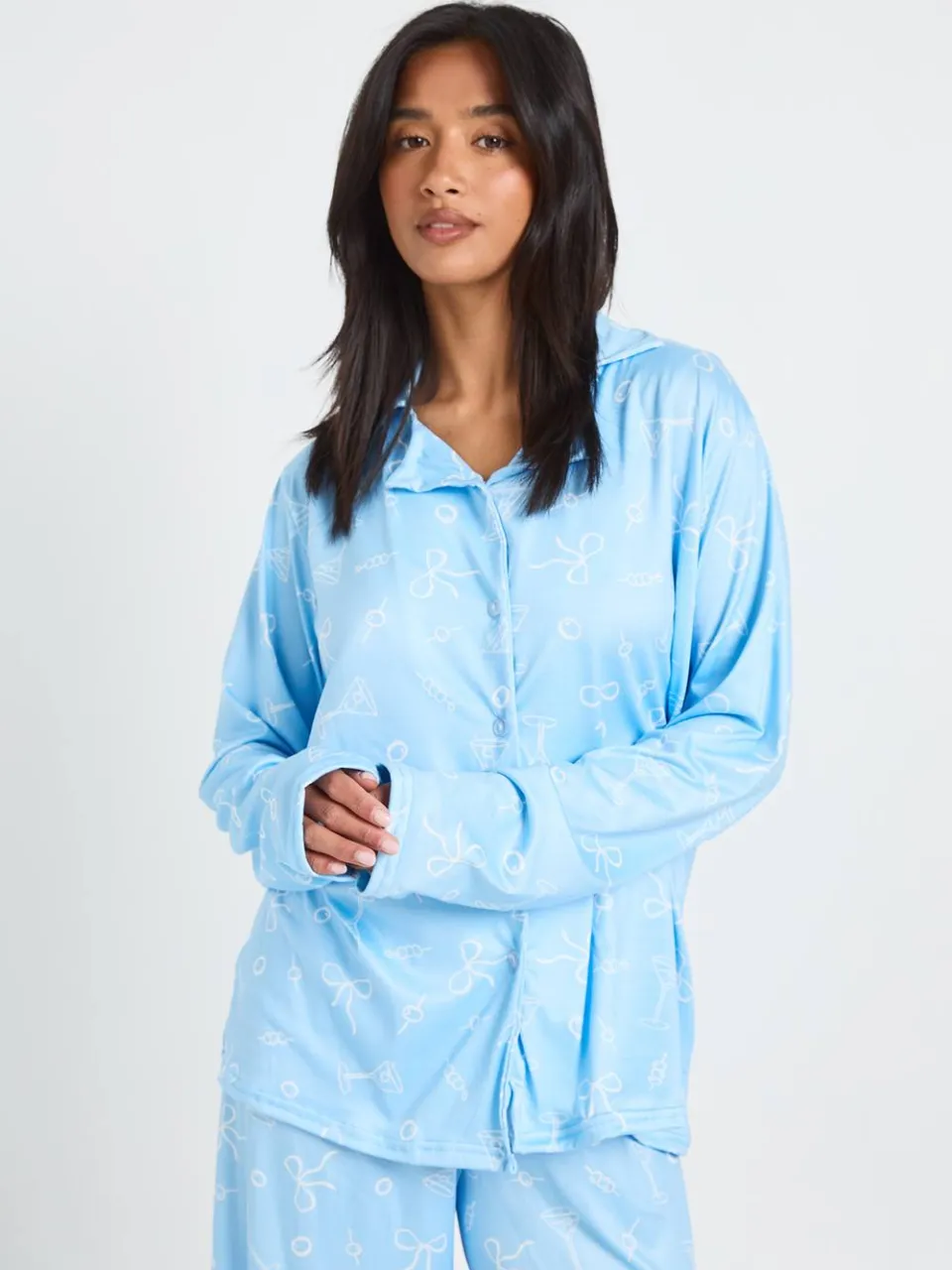 boohoo Dames Petite Pyjamaset Met Martiniglas & Strikprint Shirt Met Lange Mouwen En Broek blauw, foto 3