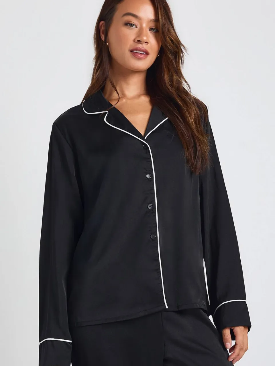 boohoo Dames Lange Satijnen Pyjama Set met Biesdetail - Shirt met Lange Mouwen & Broek zwart, foto 4