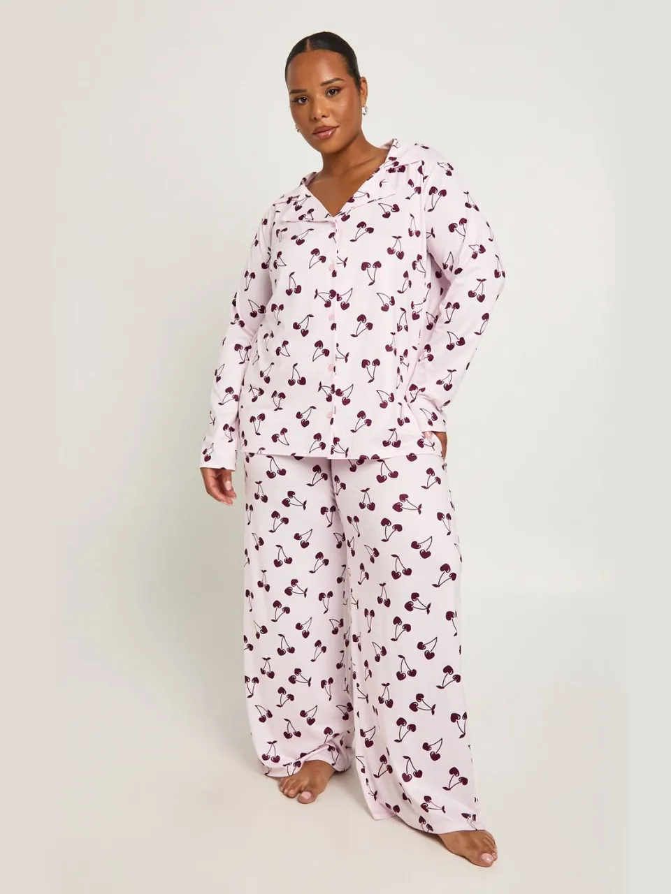 boohoo Dames Plus Kersenprint Pyjamasset met lange mouwen & broek lichtroze, foto 3