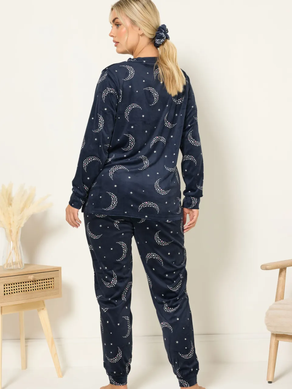 Yours Marineblauwe Maan & Ster Fleece Pyjama & Scrunchie Set-48, foto 3