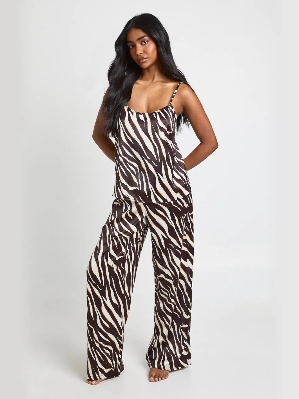 boohoo Dames Zebraprint Satijnen Cami & Wijde Pijpen Pyjamaset, foto 3