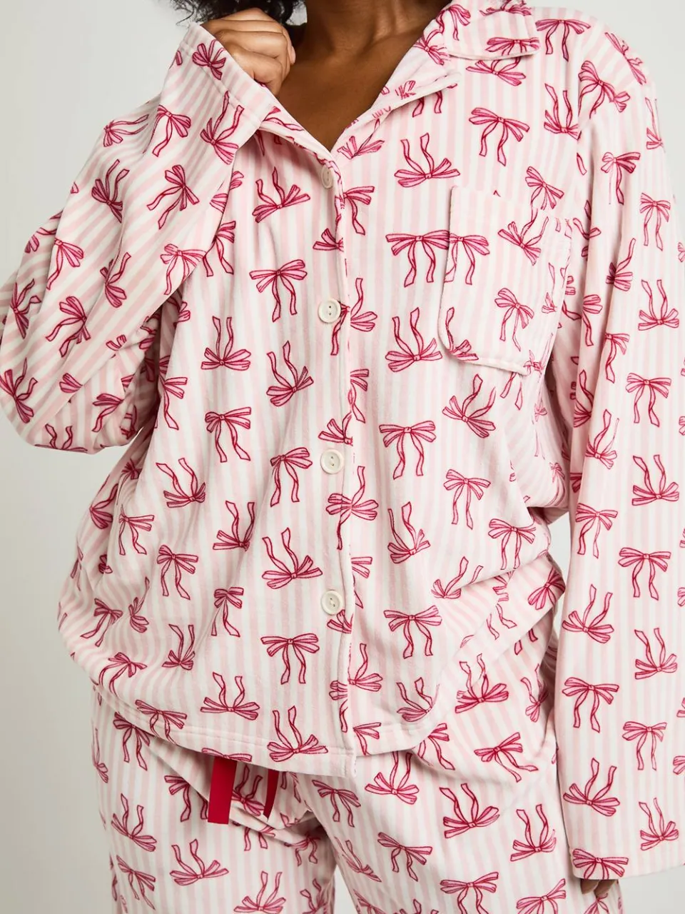 boohoo Dames Plus Pyjama Set Met Fleece Shirt Met Lange Mouwen En Broek Met Streep- En Strikprint baby roze, foto 4
