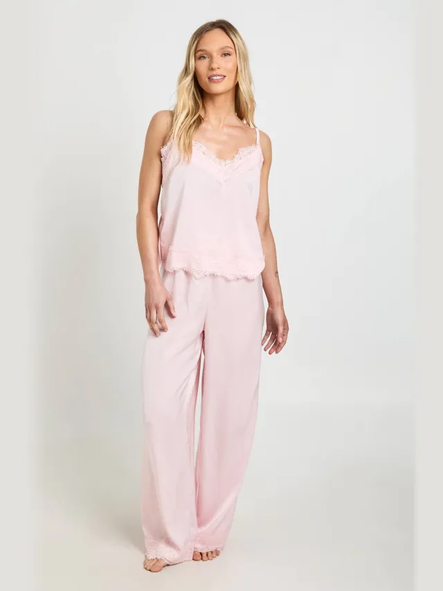 boohoo Dames Petite Pyjamaset Met Hemdje En Broek Met Wimperkanttrim Roze