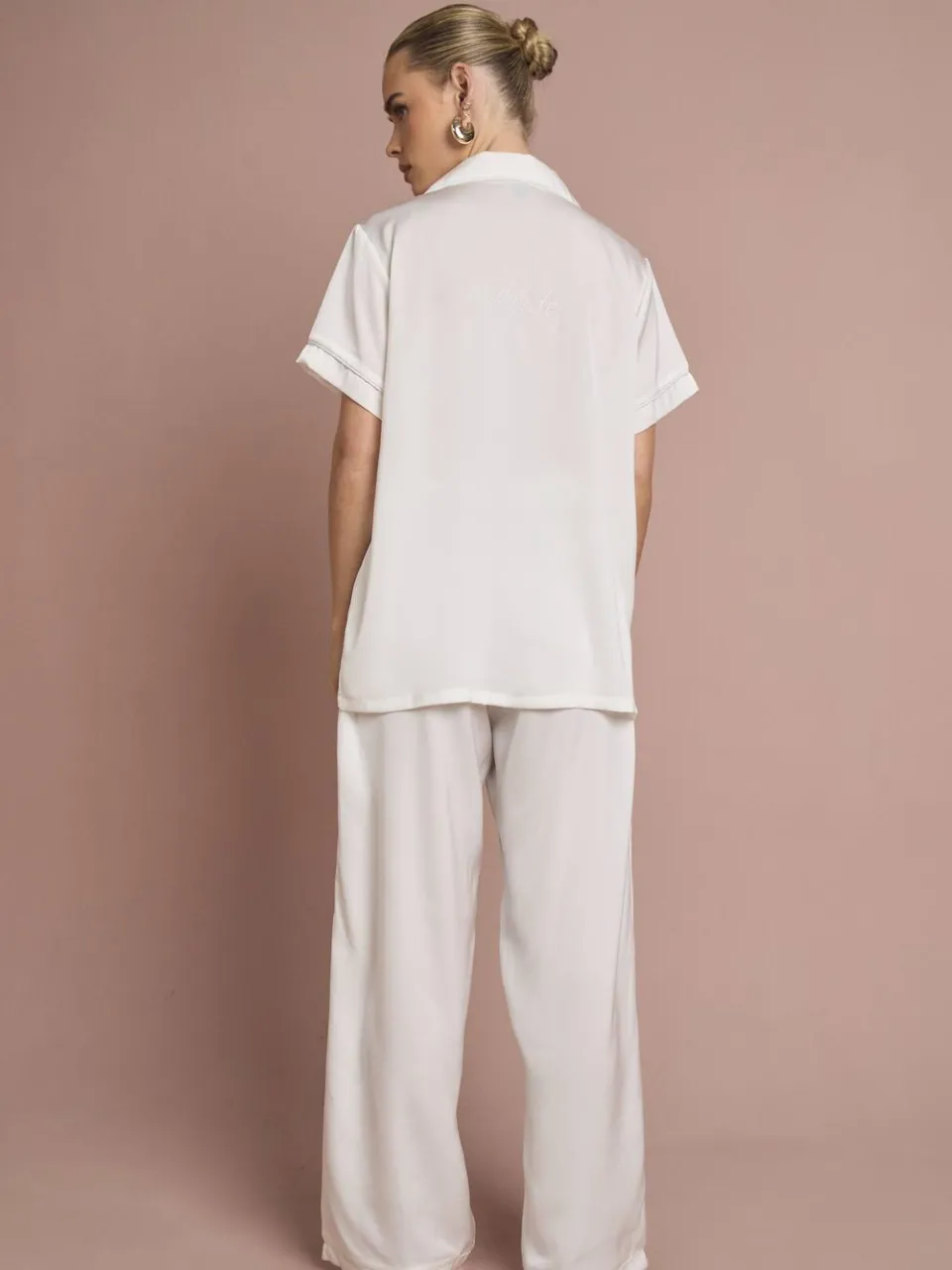 boohoo Dames Bruidspyjama 'Bride' Satijn Geborduurd Korte Mouw Shirt & Broek Set wit, foto 3