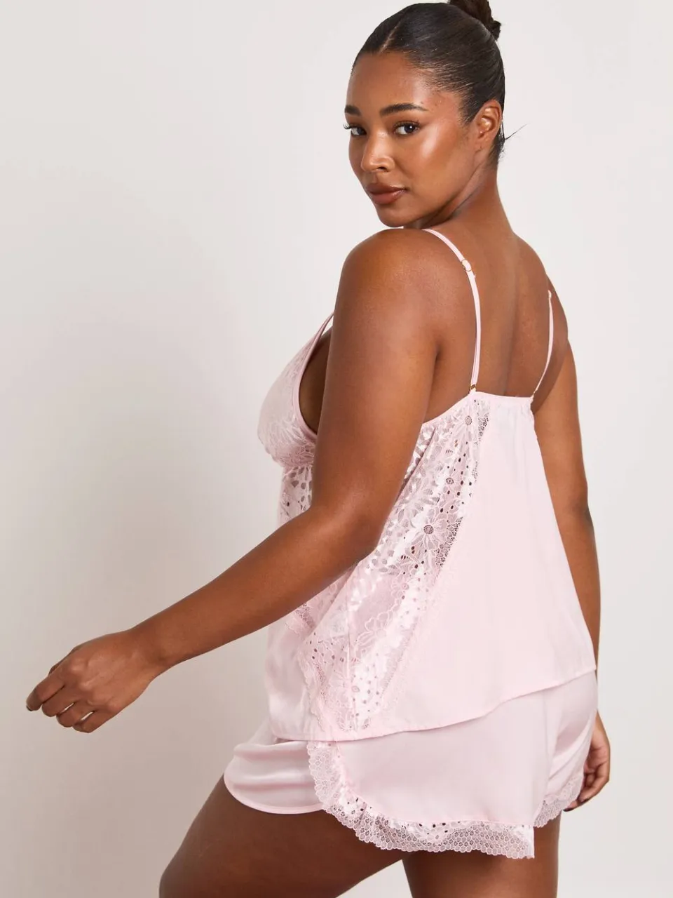 boohoo Dames Plus Valentijnsdag Satijn Kant Detail Hemdje & Korte Pyjama Set lichtroze, foto 2