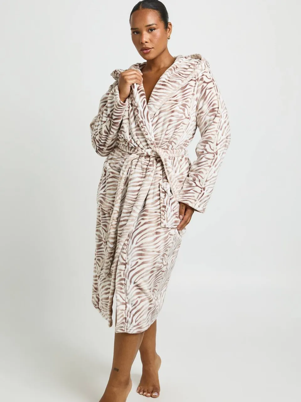 boohoo Dames Plus Fleece Ochtendjas Met Zebraprint, Capuchon En Lange Lengte