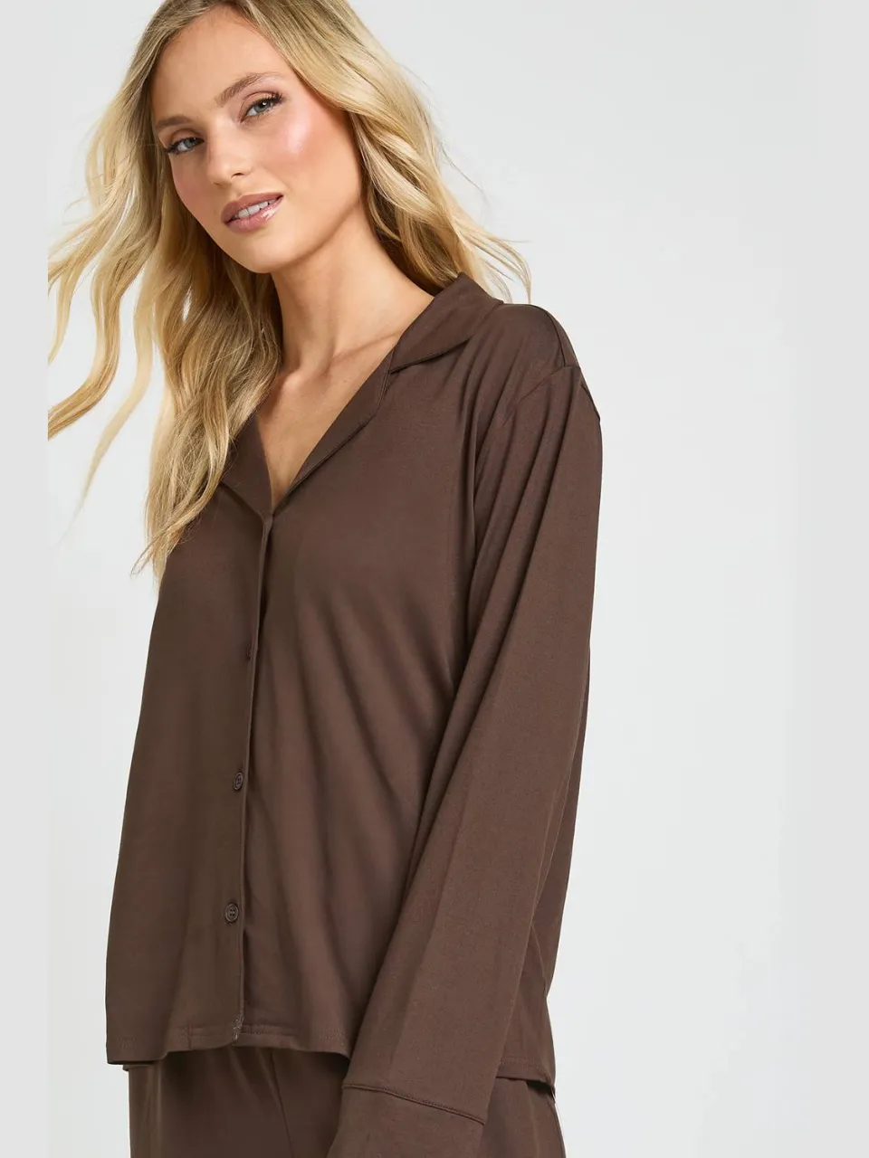 boohoo Dames Petite Pyjama Set Met Zacht Aanvoelend Doorknoop Shirt En Broek chocoladebruin, foto 4
