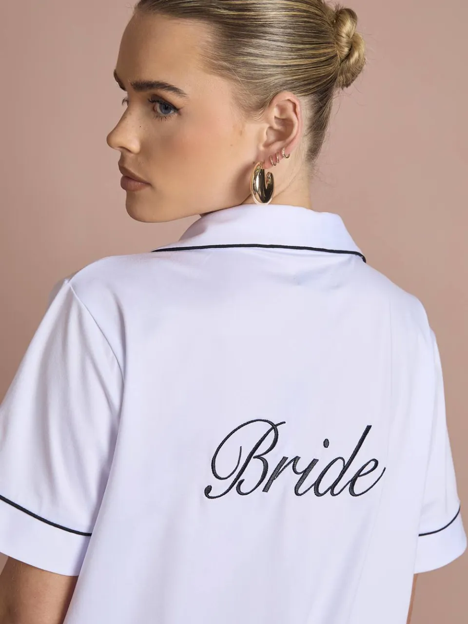 boohoo Dames Bruidspyjama Set Met Geborduurd 'bride' Jersey Shirt Met Korte Mouwen & Korte Broek wit, foto 4