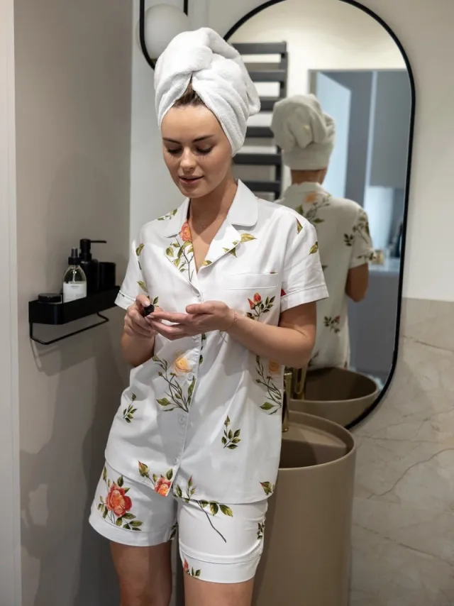 Coemi Dames pyjama set–korte mouwen & shorts–handgeschilderde wilde rozen–wit–100% katoensatijn–