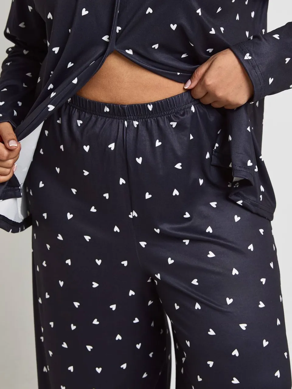 boohoo Dames Plus Hartjesprint Lange Mouw Shirt & Broek Pyjama Set zwart, foto 4