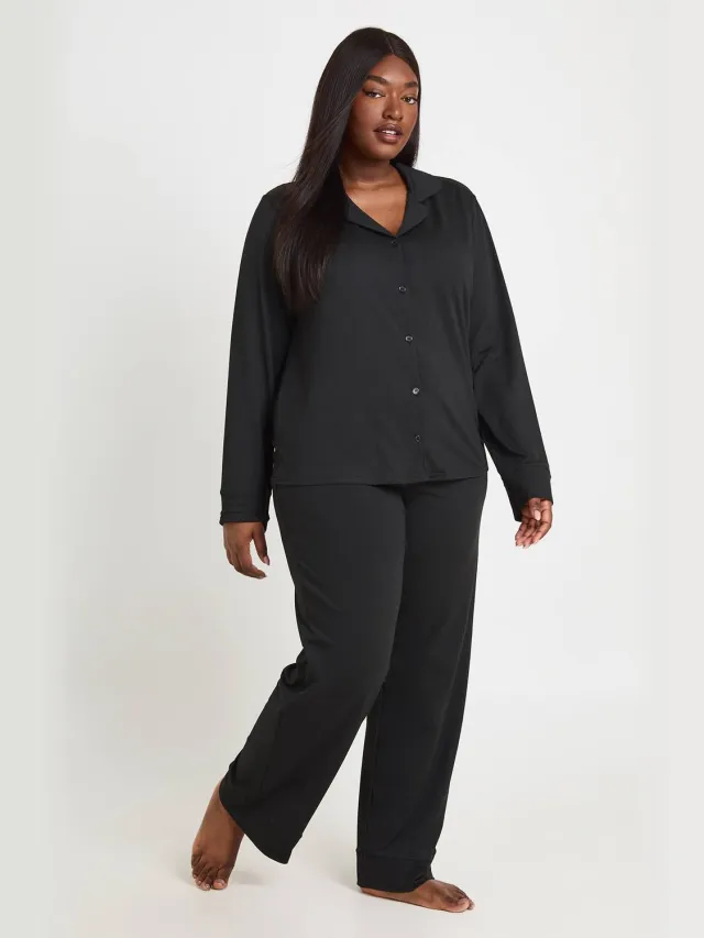 boohoo Dames Plus Soft Touch Pyjamaset Met Doorknoop Shirt En Broek Zwart