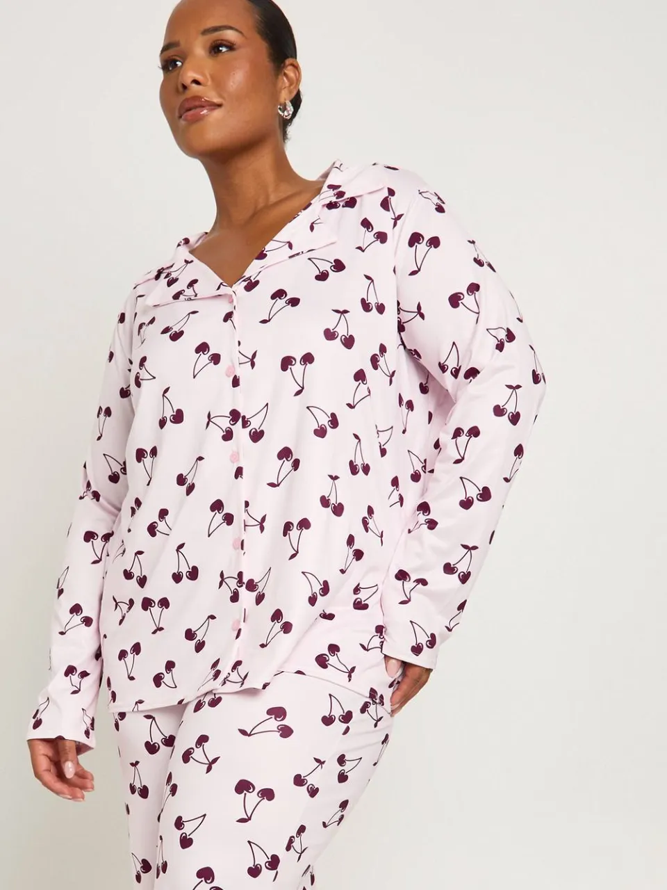 boohoo Dames Plus Kersenprint Pyjamasset met lange mouwen & broek lichtroze, foto 4