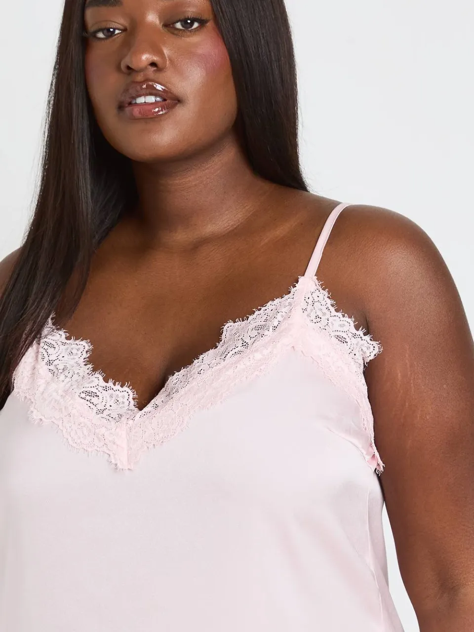 boohoo Dames Plus Valentijn Satijnen Nachtjapon Met Kanten Detail baby roze, foto 4