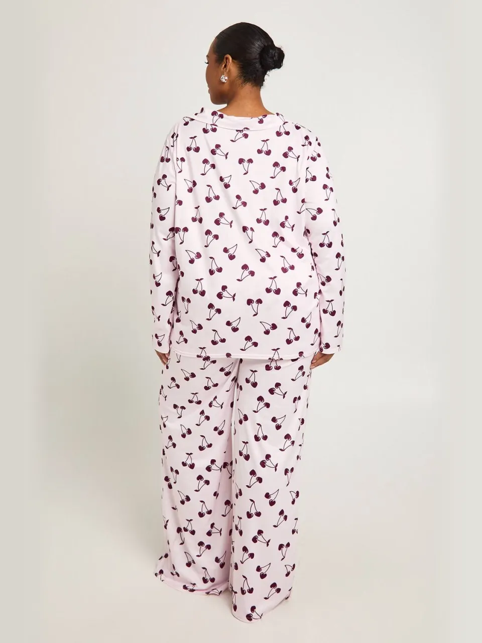boohoo Dames Plus Kersenprint Pyjamasset met lange mouwen & broek lichtroze, foto 2
