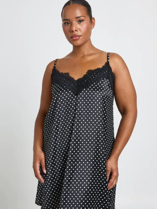 boohoo Dames Plus Polkadot Satijnen Nachthemd Met Kanten Detail Zwart