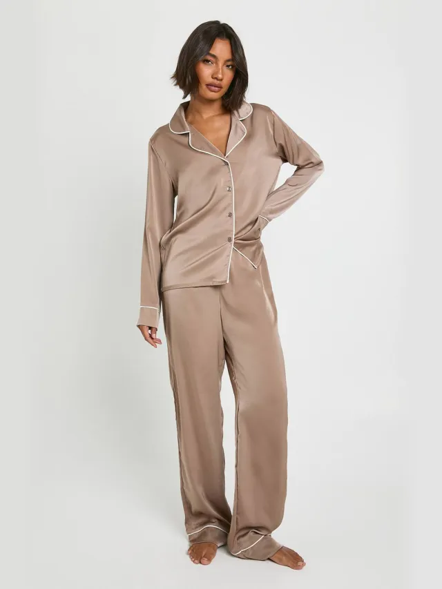 boohoo Dames Pyjamasset met lang mouwshirt en broek met satijnen pijpdetail Mokka