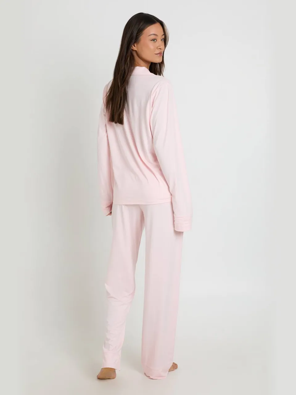boohoo Dames Lange Pyjama Set Met Zacht Aanvoelend Jersey, Knoopsluiting En Bijpassende Broek baby roze, foto 2