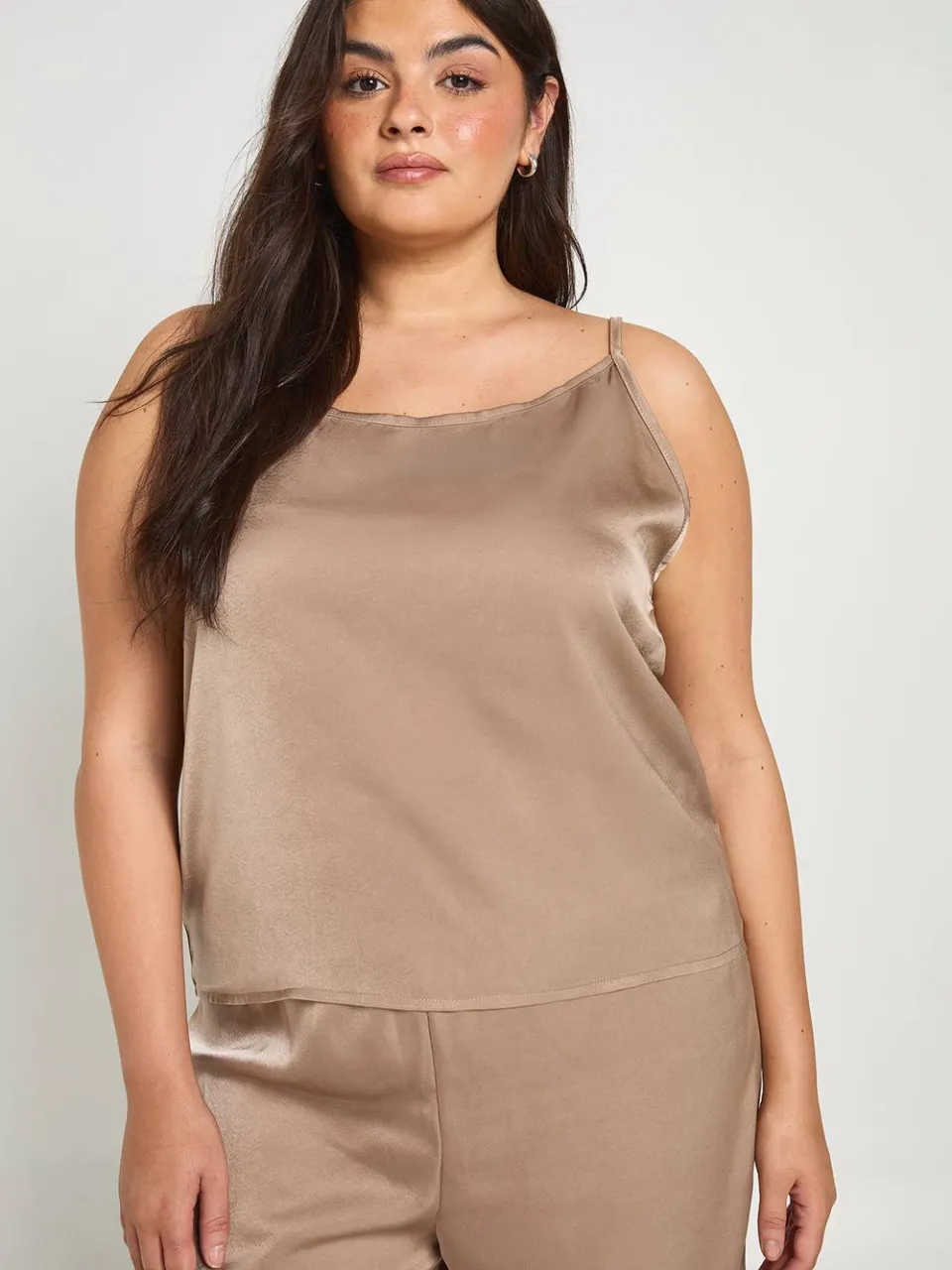 boohoo Dames Plus Maat Cami En Broek Pyjama Set mokka, foto 4