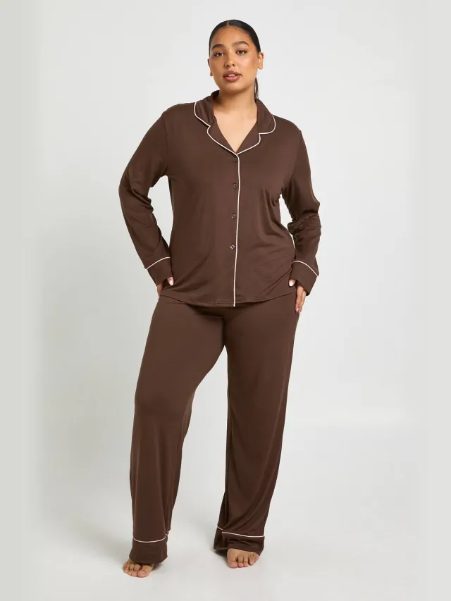 boohoo Dames Plus pijpdetail lange mouw overhemd & broek pyjamasset Chocoladebruin