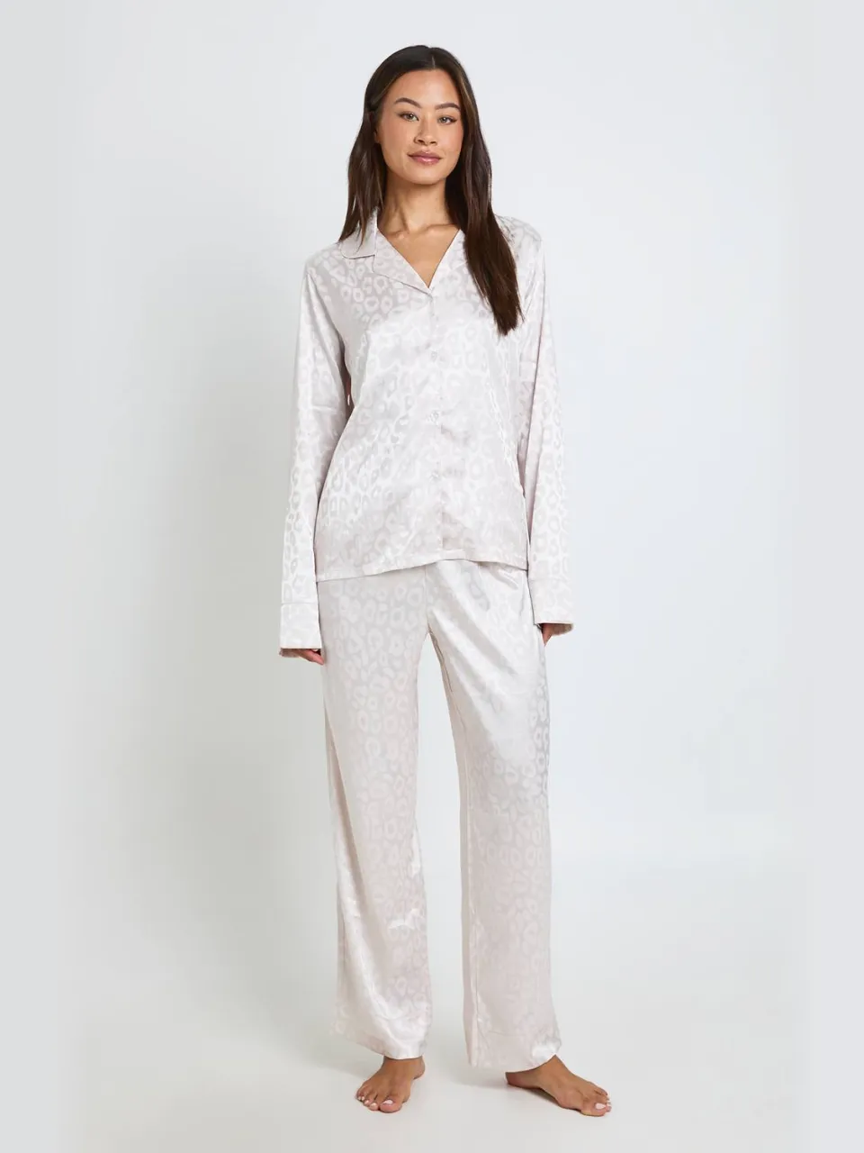 boohoo Dames Tall Luipaard Jacquard Satijnen Pyjama Set Met Lange Mouwen Shirt & Broek champagne, foto 3