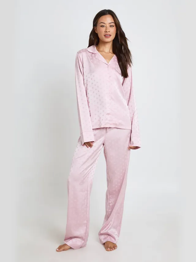 boohoo Dames Lange Pyjama Set Met Jacquard Satijn Polkadot Dessin Lange Mouwen Shirt & Broek Lichtroze