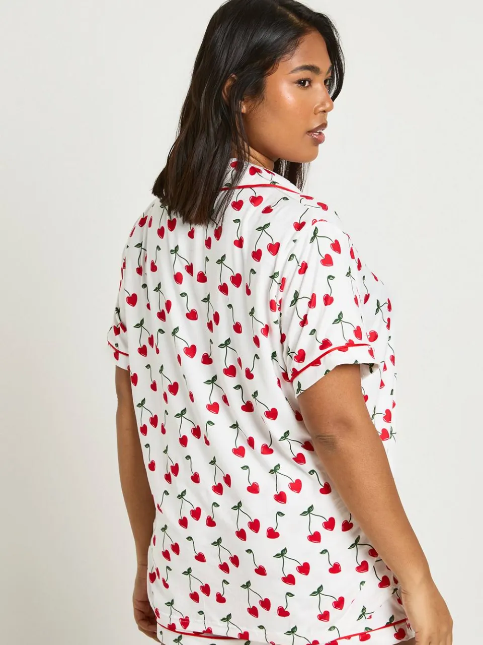 boohoo Dames Plus Valentijnsdag Hart Kersen Print Korte Mouw Shirt & Korte Pyjama Set wit, foto 2