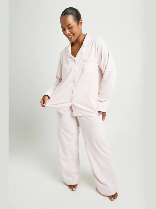 boohoo Dames Plus Baby Fleece Pyjama Set Met Paspeldetail Shirt Met Lange Mouwen & Broek Lichtroze