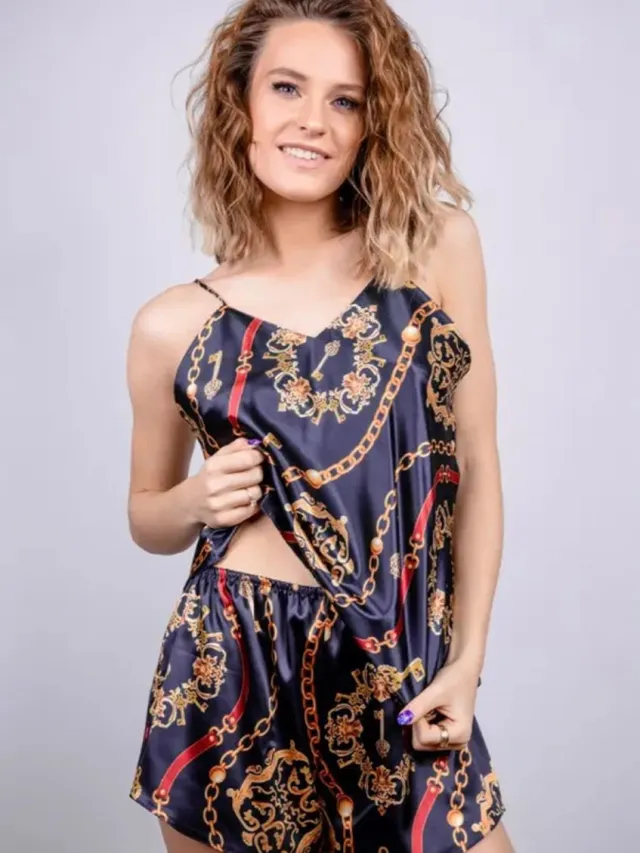 DKaren Korte satijnen pyjama met een elegante print - Prachtige shortama - DKaren - marineblauw