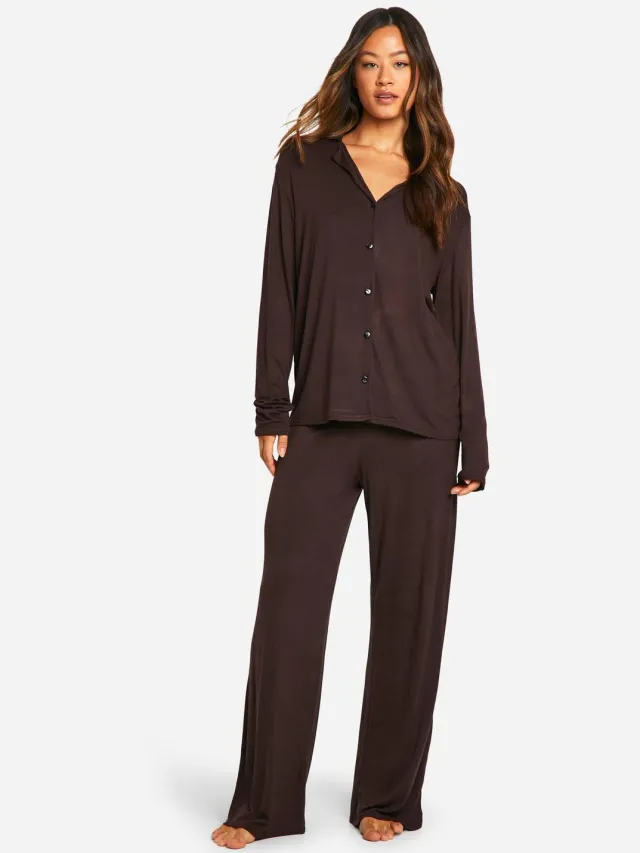 boohoo Dames Pyjamaset voor lange maten: overhemd met lange mouwen en broek Chocoladebruin