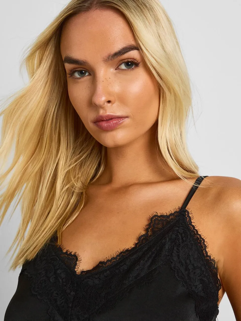 boohoo Dames Wimperkant Cami & Shorts Pyjamaset zwart, foto 4