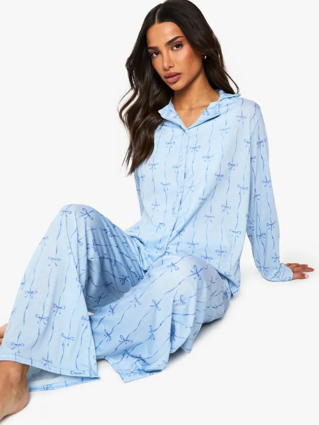boohoo Dames Petite Pyjama Set met Strikprint: Langmouwen Shirt & Broek Blauw