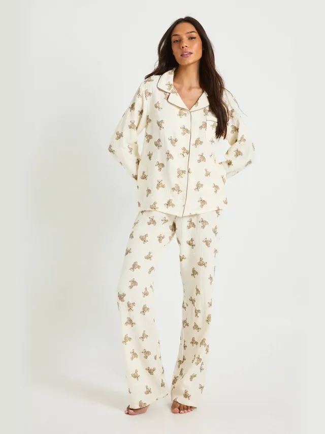 boohoo Dames Lang Berenprint Muslin Overhemd met Lange Mouwen & Broek Pyjamaset Wit
