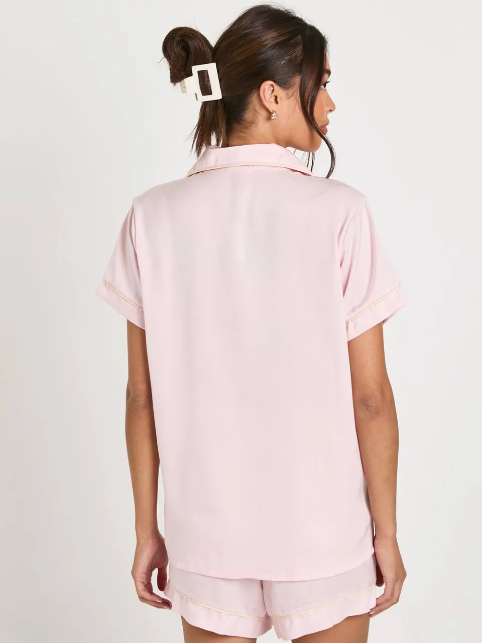 boohoo Dames Satijn Piping Detail Korte Mouwen Overhemd & Shorts Pyjama Set baby roze, foto 2