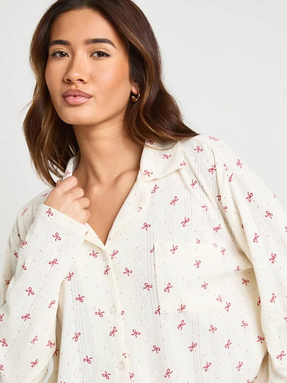 boohoo Dames Strik Print Pointelle Lange Mouw Shirt & Broek Pyjama Set wit, foto 4