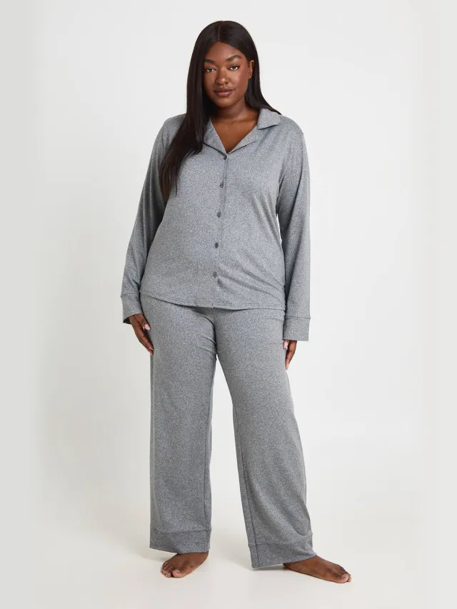 boohoo Dames Plus Soft Touch Pyjamaset Met Doorknoop Shirt En Broek Houtskool