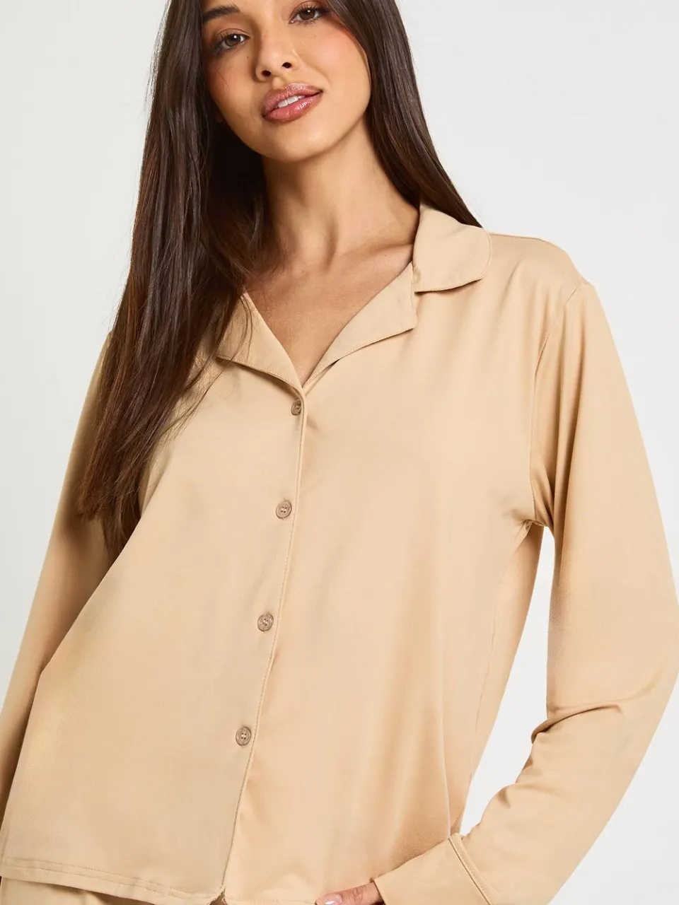 boohoo Dames Soft Touch pyjamaset met overhemd met doorlopende knoppen en broek beige, foto 4
