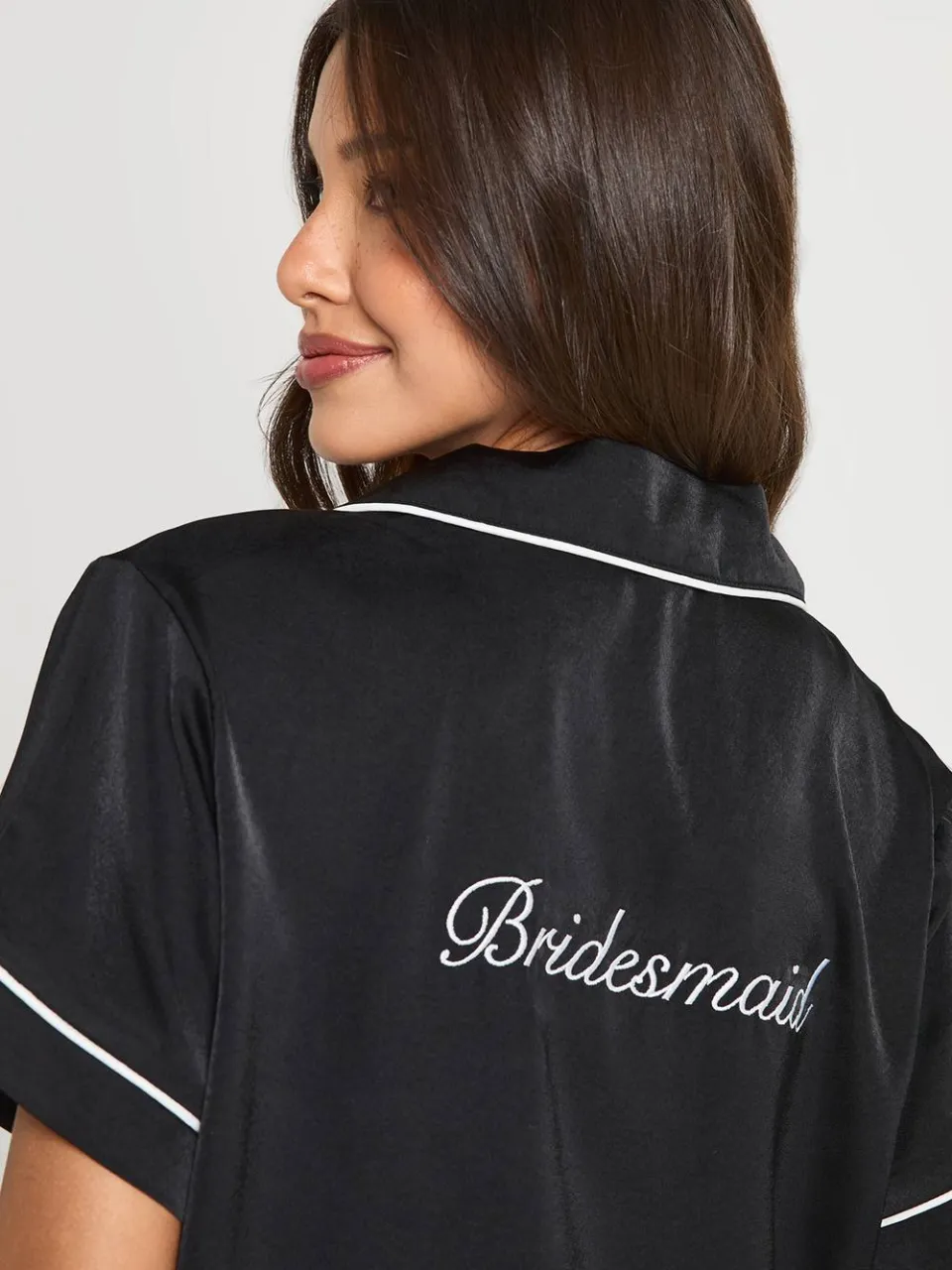 boohoo Dames Bruidspyjama 'Bruidsmeisje' Satijn Geborduurd Korte Mouw Shirt & Korte Broek Set zwart, foto 4