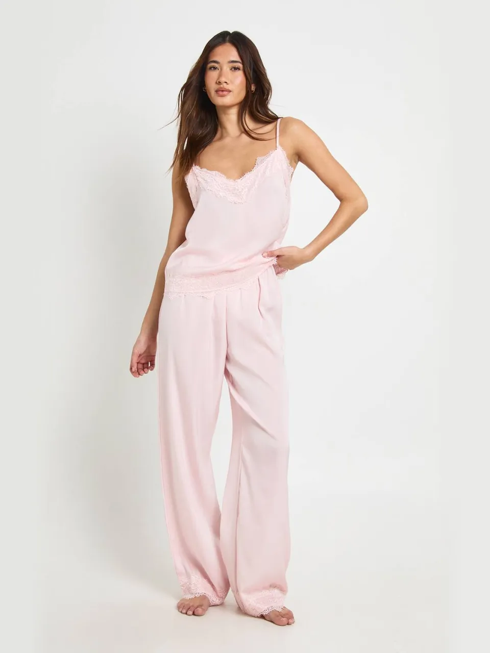 boohoo Dames Pyjama Set met Cami en Broek met Wimper Kant Afwerking roze, foto 3