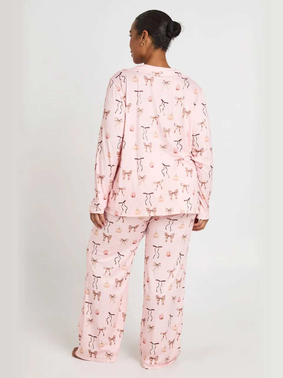 boohoo Dames Plus Pompoen En Strik Pyjama Set Met Shirt Met Lange Mouwen & Broek roze, foto 3