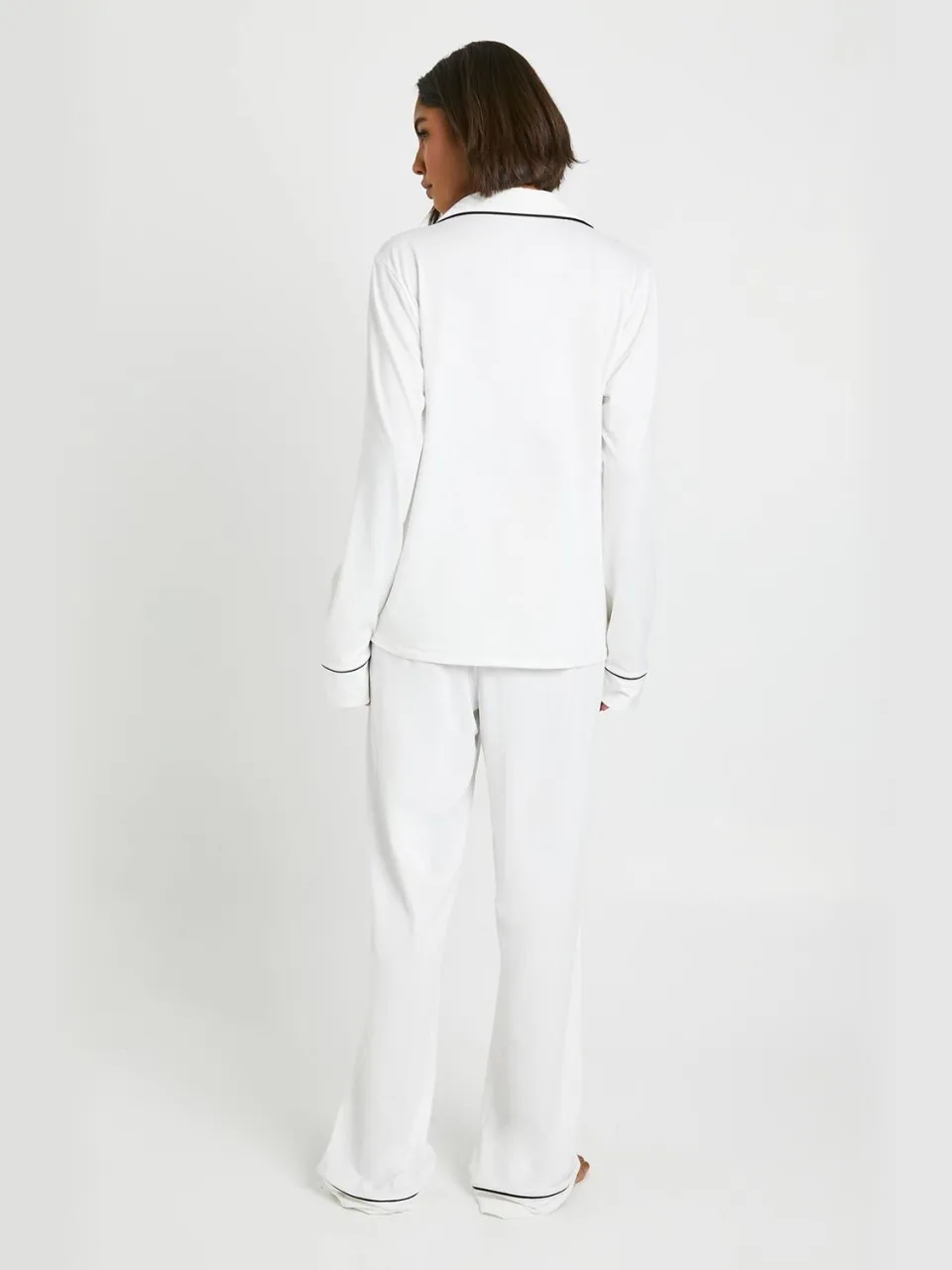boohoo Dames Pyjamaset voor lange maten: langmouwig overhemd en broek met jersey-pijpendetail wit, foto 2