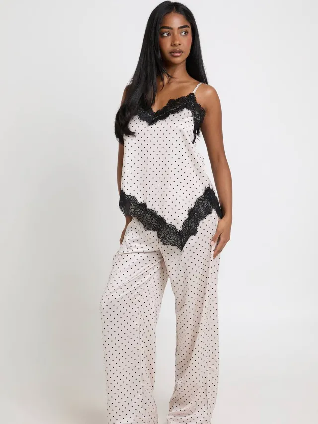 boohoo Dames Satijnen Pyjama Set Met Stippenprint, Kanten Afwerking, Asymmetrische Zoom En Broek Crème