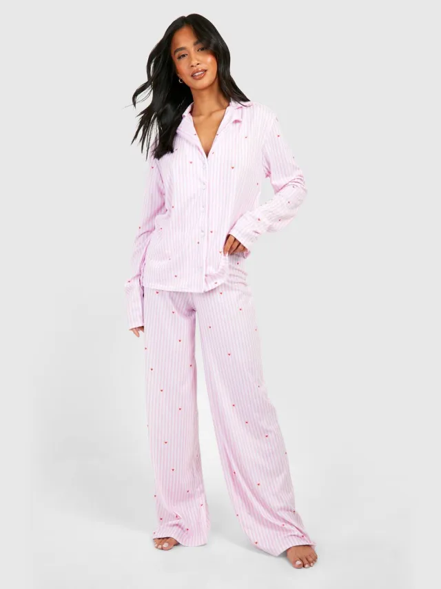 boohoo Dames Petite pennenstreep hartprint lange mouw overhemd met broek pyjamaset Roze