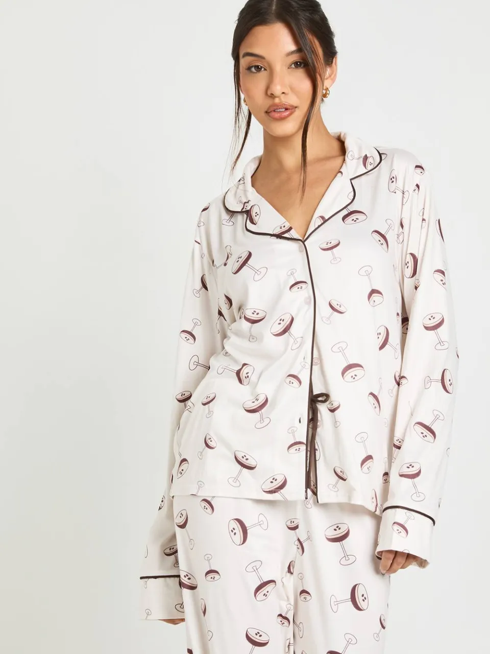 boohoo Dames Espresso Martini Print Pyjama Set Met Paspeldetail Lange Mouwen & Broek beige, foto 4
