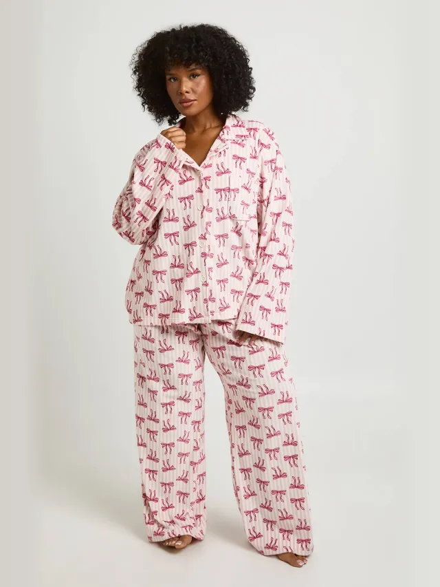 boohoo Dames Plus Pyjama Set Met Fleece Shirt Met Lange Mouwen En Broek Met Streep- En Strikprint Baby Roze
