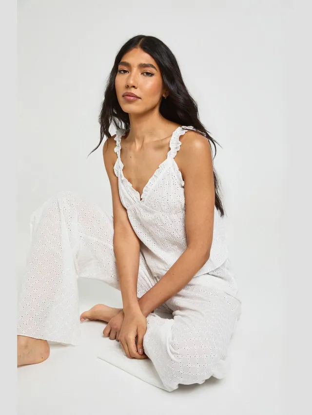 boohoo Dames Tall Pyjama Set Met Cami En Broek Met Broderie Ruches Detail Wit