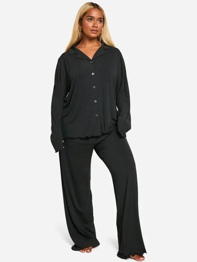 boohoo Dames Plus geribbelde pyjamaset met broek en knoopsluiting Zwart