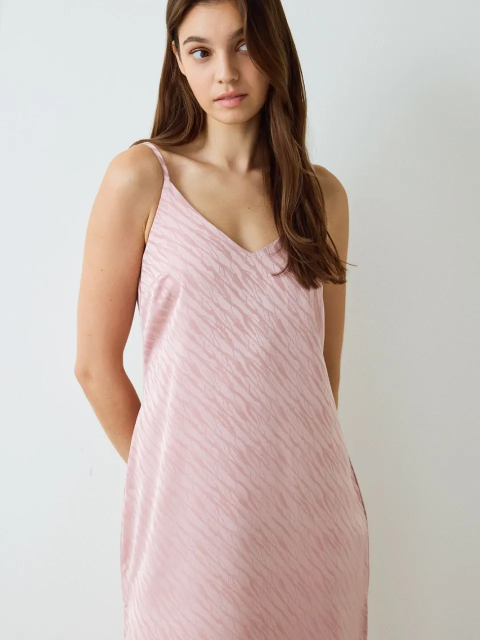 Penti Emma satijnen nachthemd met zebraprint en V-hals blush, foto 2