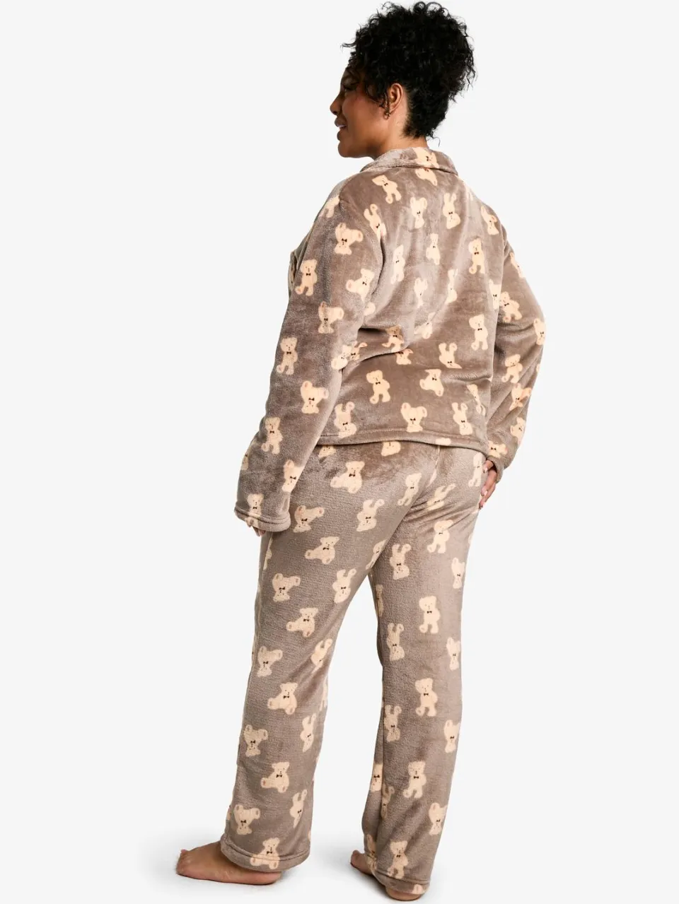boohoo Dames Plus Bear Fleece Pyjama Set met Knoopsluiting op de Voorzijde bruin, foto 2